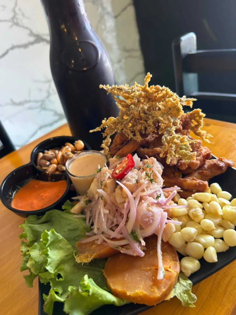 Ceviche con chicharrón