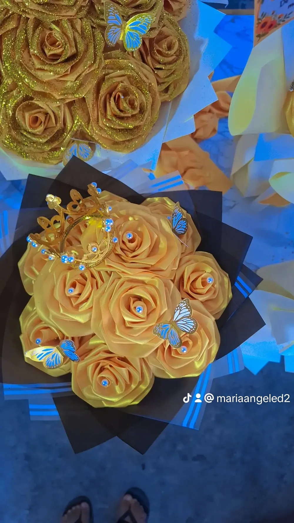 Ramo de 10 rositas + corona + mariposas