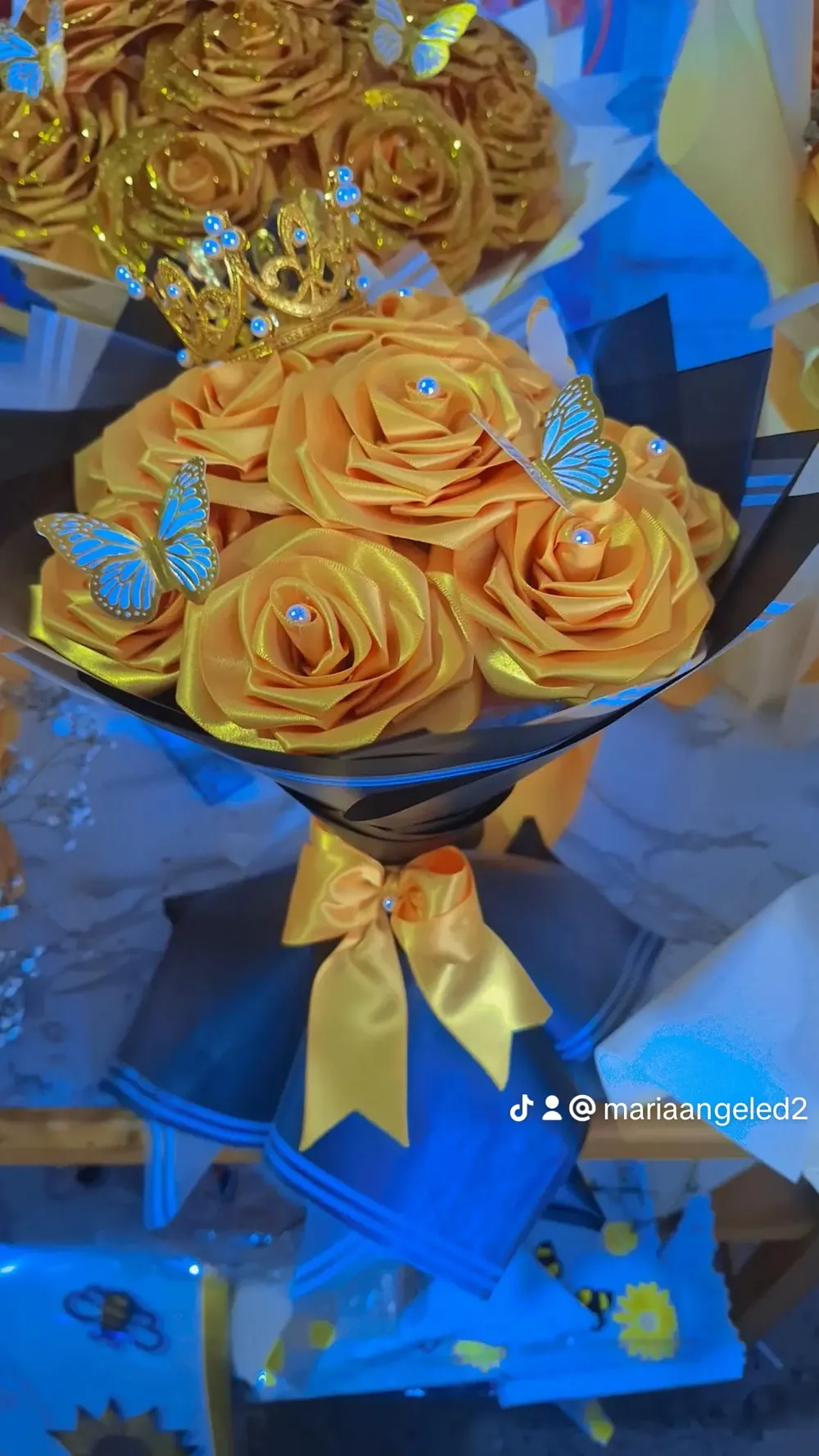 Ramo de 10 rositas + corona + mariposas